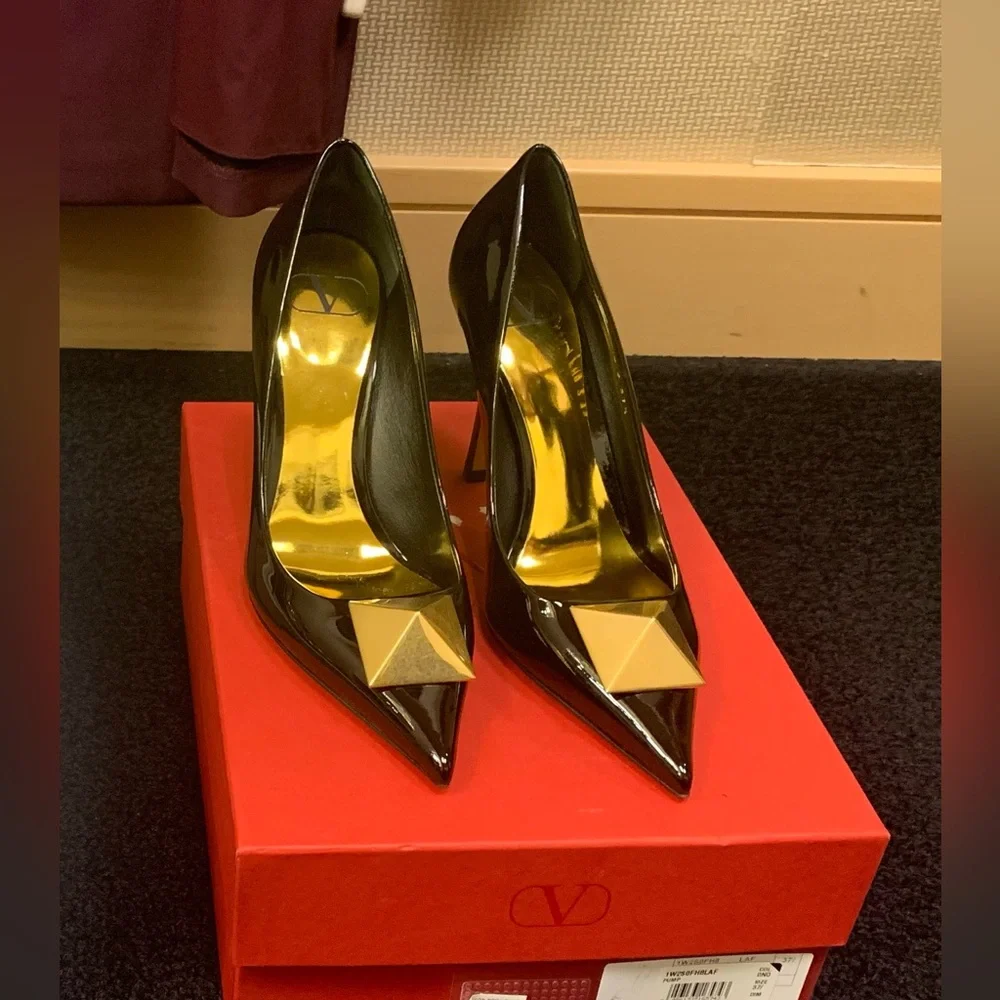 NEW Valentino Garavani One Stud Pointy-toe Patent Leather Pumps. 7.5 US/37.5 EU - Picture 13 of 13